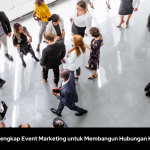 Sekelompok profesional sedang berinteraksi di acara event marketing yang membangun hubungan kuat antara brand dan audiens.